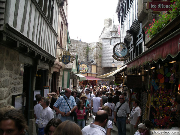 photo de grande rue envahie par les touristes