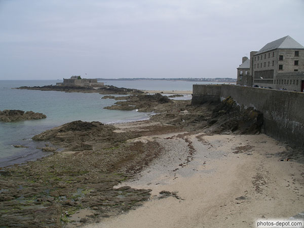 photo de la plage et le fort national (Vauban)