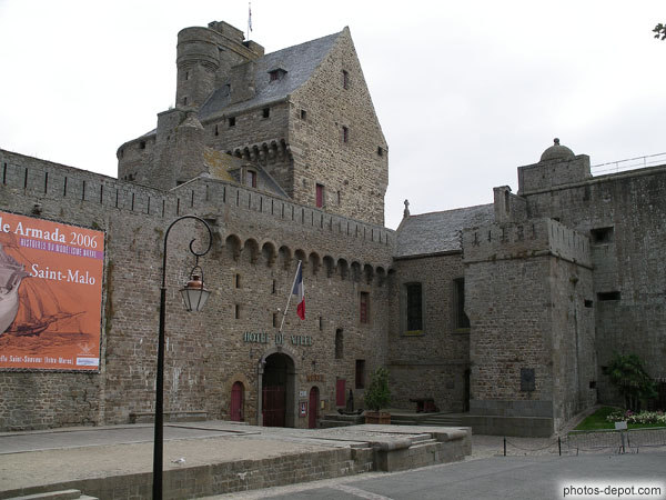 photo d'Hôtel de ville et grand donjon édifié en 1424