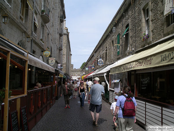 Restaurants et cafés le long des remparts