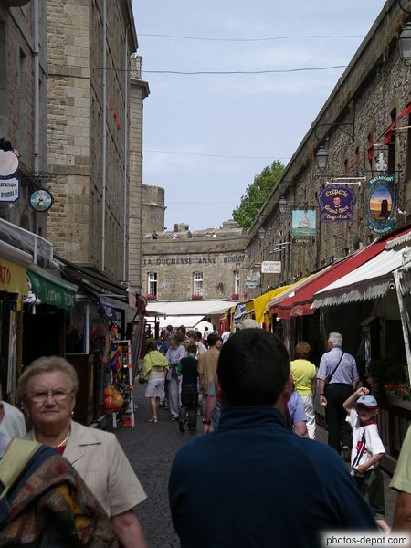 Magasins le long des remparts