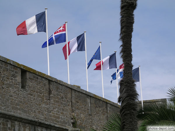 photo de drapeaux dans le chateau