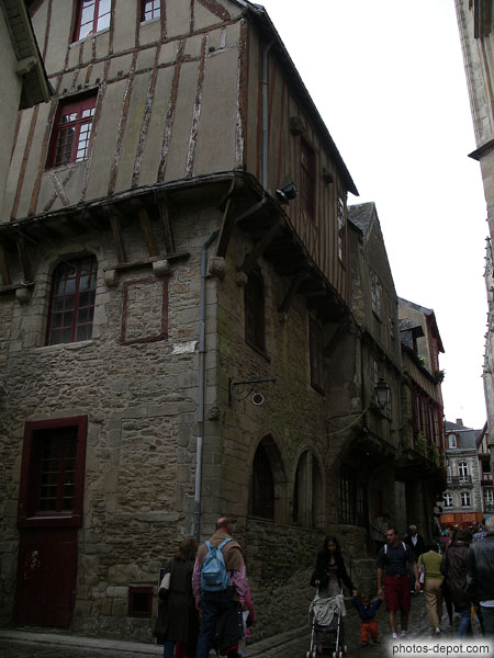 photo d'haute maison dans les rues de la vieille ville