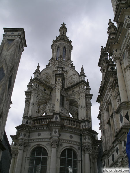 photo de tour lanterne et fleur de lys