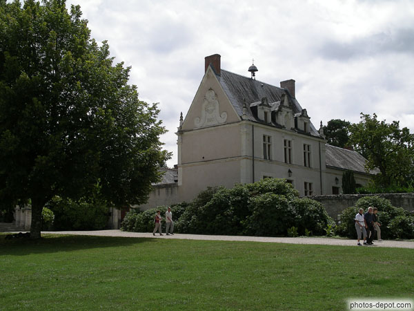 photo de maison aux abords du chateau