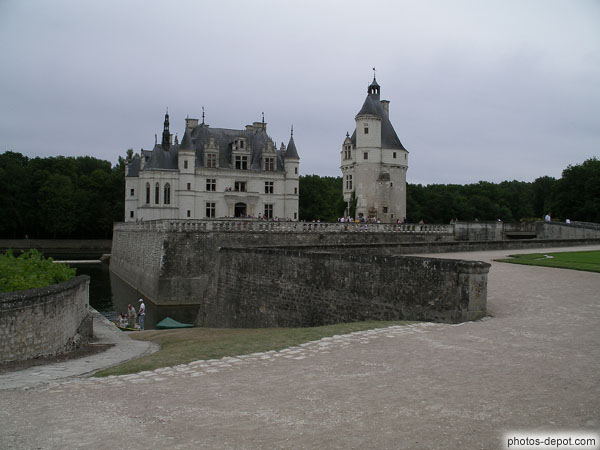 photo de Chateau et tour des marques construits sur le cher