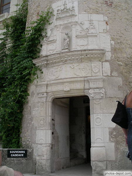photo de Porte d'entrée de la tour des Marques, sculptée et surmonté de la Vierge
