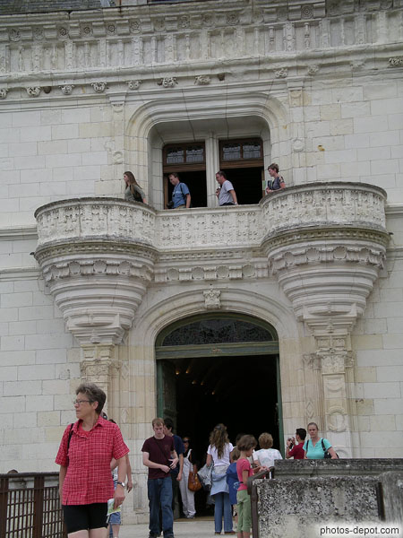photo de Porte monumentale surmontée du balcon du 1er étage
