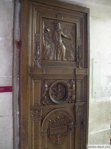 photo de porte en chêne sculptée à l'entrée de la chapelle : Jésus à St Thomas : avance ton doigt ici