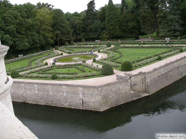 photo de Jardin de Catherine de Médicis est un jardin intime avec bassin central