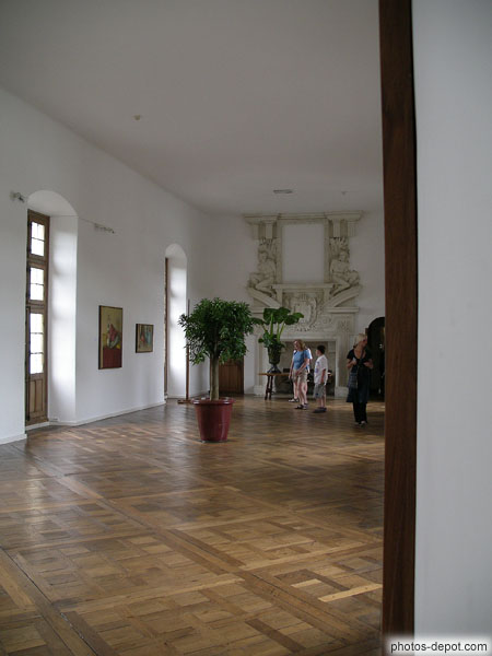 photo de Galerie haute aux cheminées sculptées