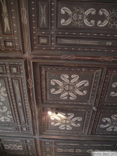 photo de plafond de la chambre de Louise de Lorraine aux attributs de deuil : larmes d'argent, cordelières des veuves, couronnes d'épines