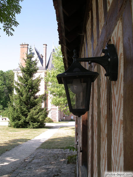 photo de maison devant chateau de Villette
