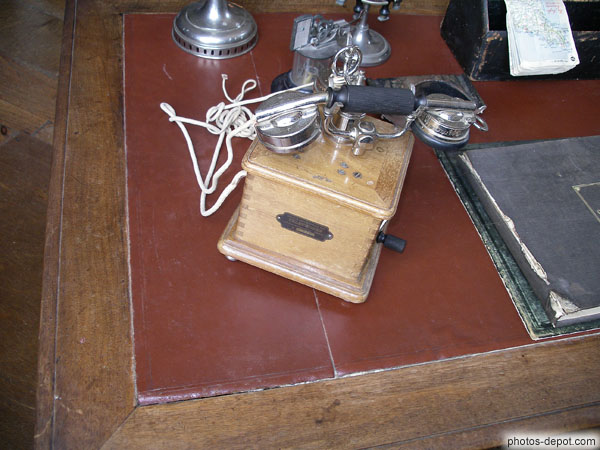 photo d'ancien Téléphone à manivelle