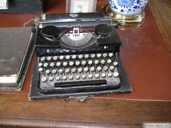 photo de Vieille machine à écrire manuelle Royal