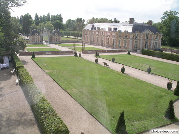 photo de Cour d'honneur du chateau, carrés de pelouse du XVIIIe
