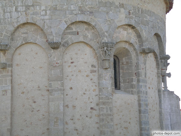 photo de détail corniche sur arcatures, Abside Chapelle St Julien