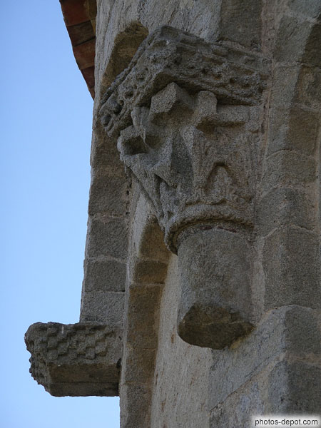 photo de modillons à copeaux, Chapelle romane St Julien