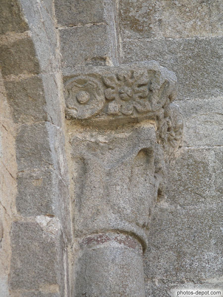 photo de rosaces sculptées sur modillon, Chapelle romane de St Julien