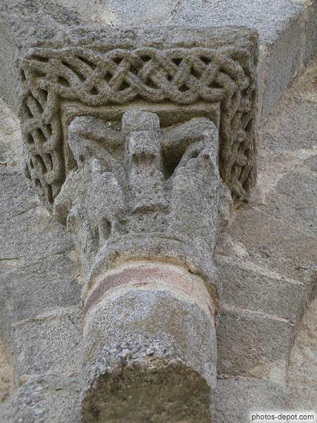 photo de sculptures romanes en nattes, modillon a copeaux, abside de la Chapelle St Julien