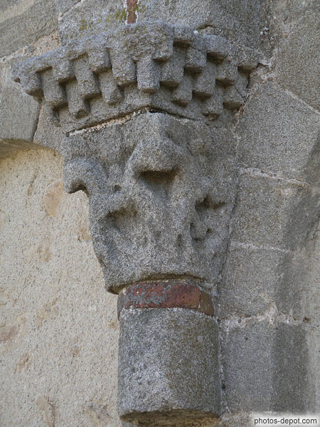 photo de modillon sculpté surmonté de damiers, Chapelle St Julien