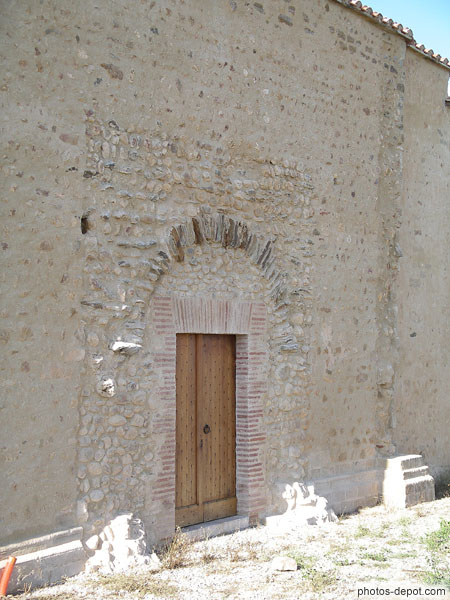 photo de traces de l'ancien portail roman Chapelle St Julien