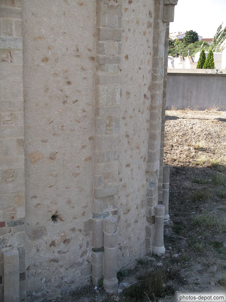 photo de restes des piliers de l'abside, Chapelle St Julien
