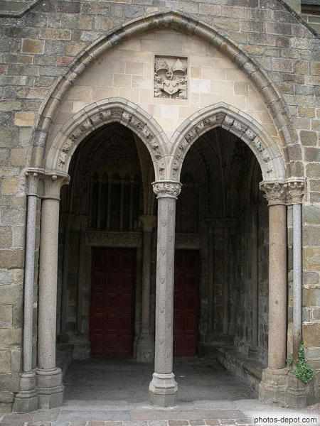 photo d'entrée du porche surmontée du blason de l'évéché, de la Cathédrale St Samson