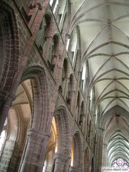 photo de Voutes d'arêtes, grandes arcades, fenêtres hautes et faux triforiums, nef de la Cathédrale St Samson