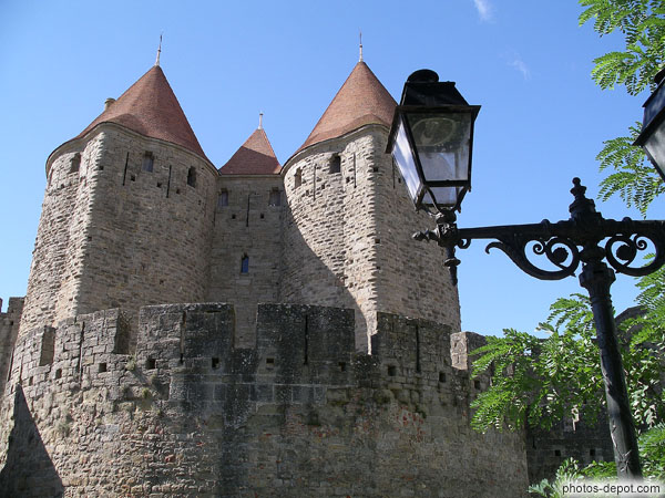 photo de donjon à l'entrée de la ville fortifiée