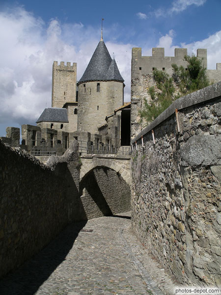 photo de chemin de ronde aux 2 hauts murs parallèles et tours du chateau