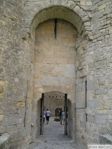 photo d'entrée du chateau comtal protégé par des machicoulis, herse et vantaux