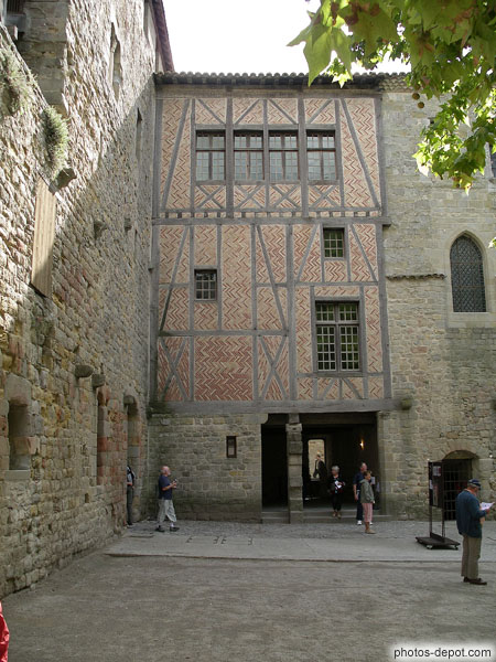 photo de construction a colombages et briques à l'intérieur du chateau