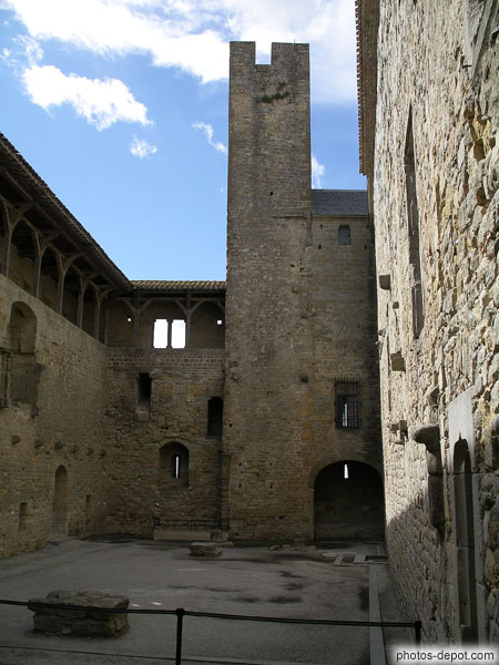 photo de Cour du midi et tour Pinte : tour de guet élevée sur des bases romaines
