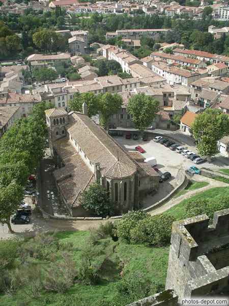 photo de belle église en contrebas de la cité médiévale