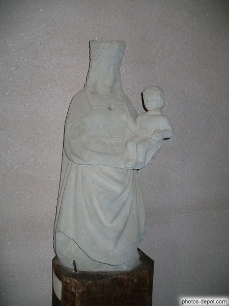 photo de Vierge à l'enfant sculpté dans la pierre