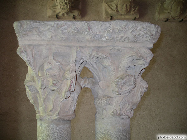 photo de chapiteaux de colonnes