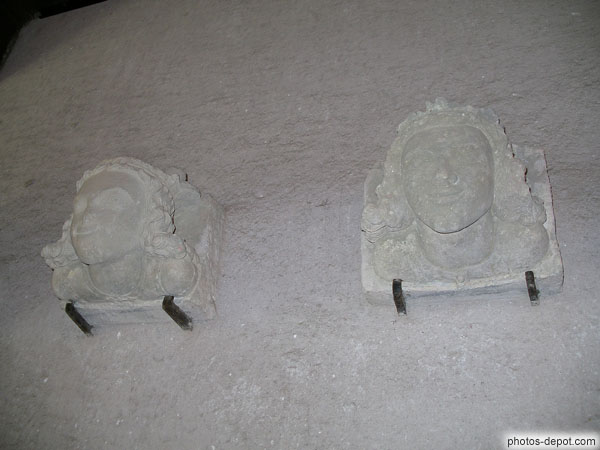 photo de têtes en modillons extraits  de la cathédrale St Nazaire et St Celse