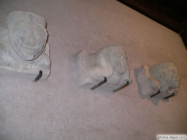 photo de têtes en modillons extraits de la cathédrale ST Nazaire et St Celse