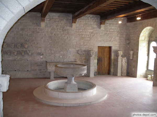 photo de fontaine d'Ablutions de l'abbaye de Lagrasse