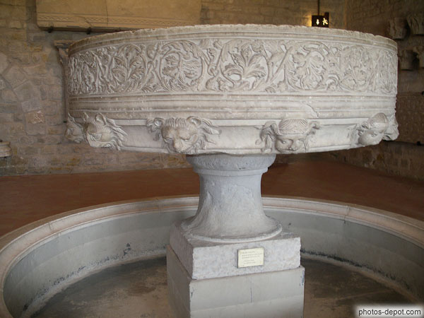 photo de fontaine d'ablutions a rinceaux et 12 mascarons, Abbaye de lagrasse