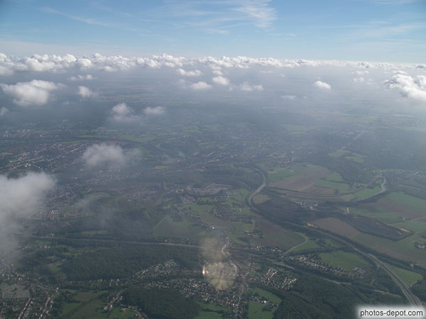 photo de nuages et plaine, vue d'avion