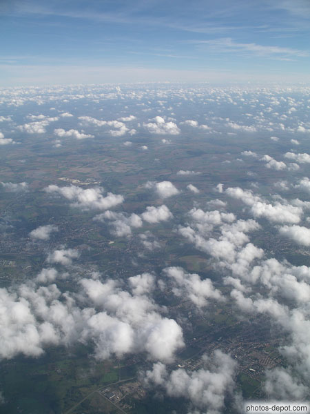 photo de nuages et plaine vue d'avion