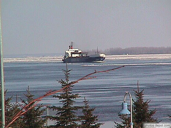 photo de bateau sur le fleuve St Laurent gelé