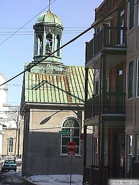 photo de tourelle abritant la sirène sur toit de cuivre vert