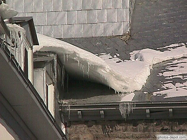 photo de paquet de neige gelée sur le toit