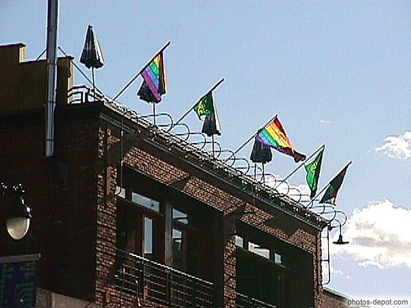 photo de drapeaux multicolores
