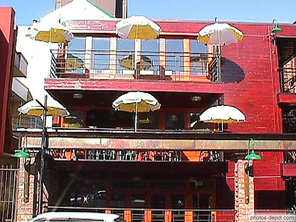photo de Café rouge aux terrasses superposées