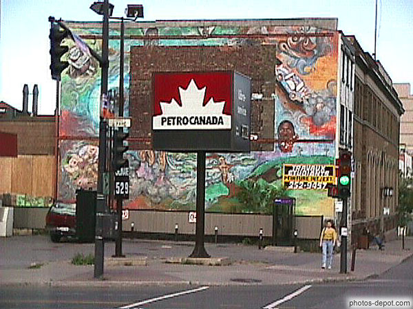 photo de Petro-Canada devant tag sur mur
