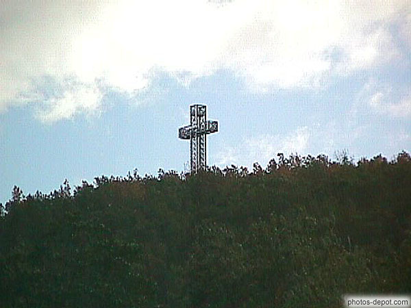 photo de croix de fer sur le mont royal